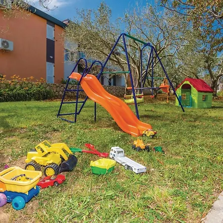 Pet Friendly In With Wifi Holiday home Privlaka (Zadar)